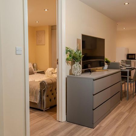 Cosy 1 Bedroom Basement Apartment With Private Patio Area 런던 외부 사진