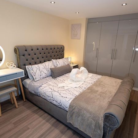 Cosy 1 Bedroom Basement Apartment With Private Patio Area 런던 외부 사진