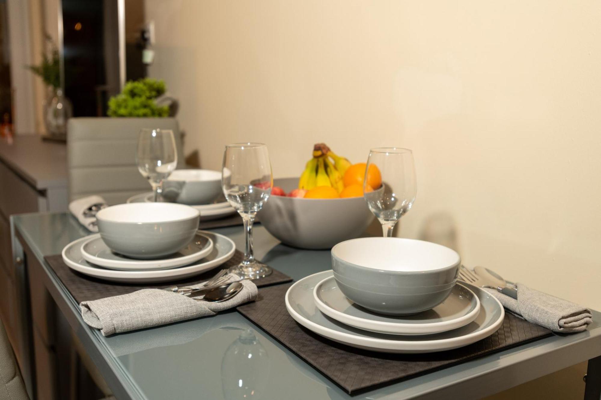 Cosy 1 Bedroom Basement Apartment With Private Patio Area 런던 외부 사진