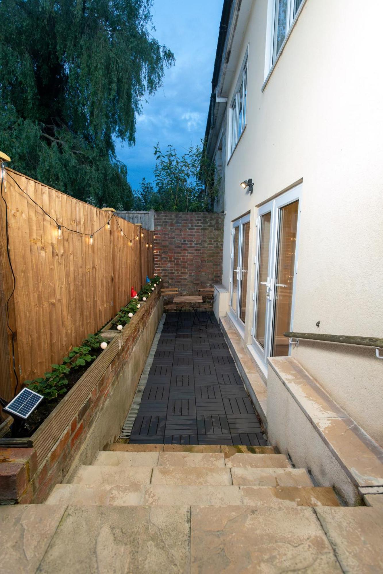 Cosy 1 Bedroom Basement Apartment With Private Patio Area 런던 외부 사진