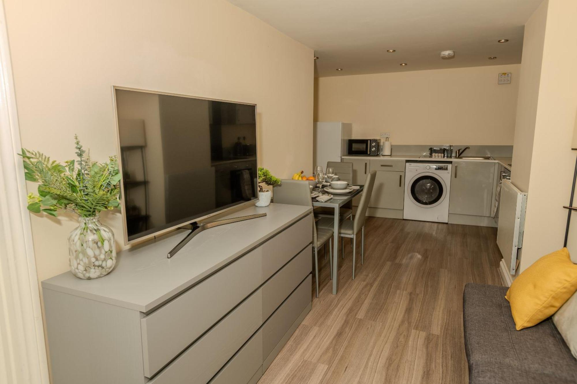 Cosy 1 Bedroom Basement Apartment With Private Patio Area 런던 외부 사진