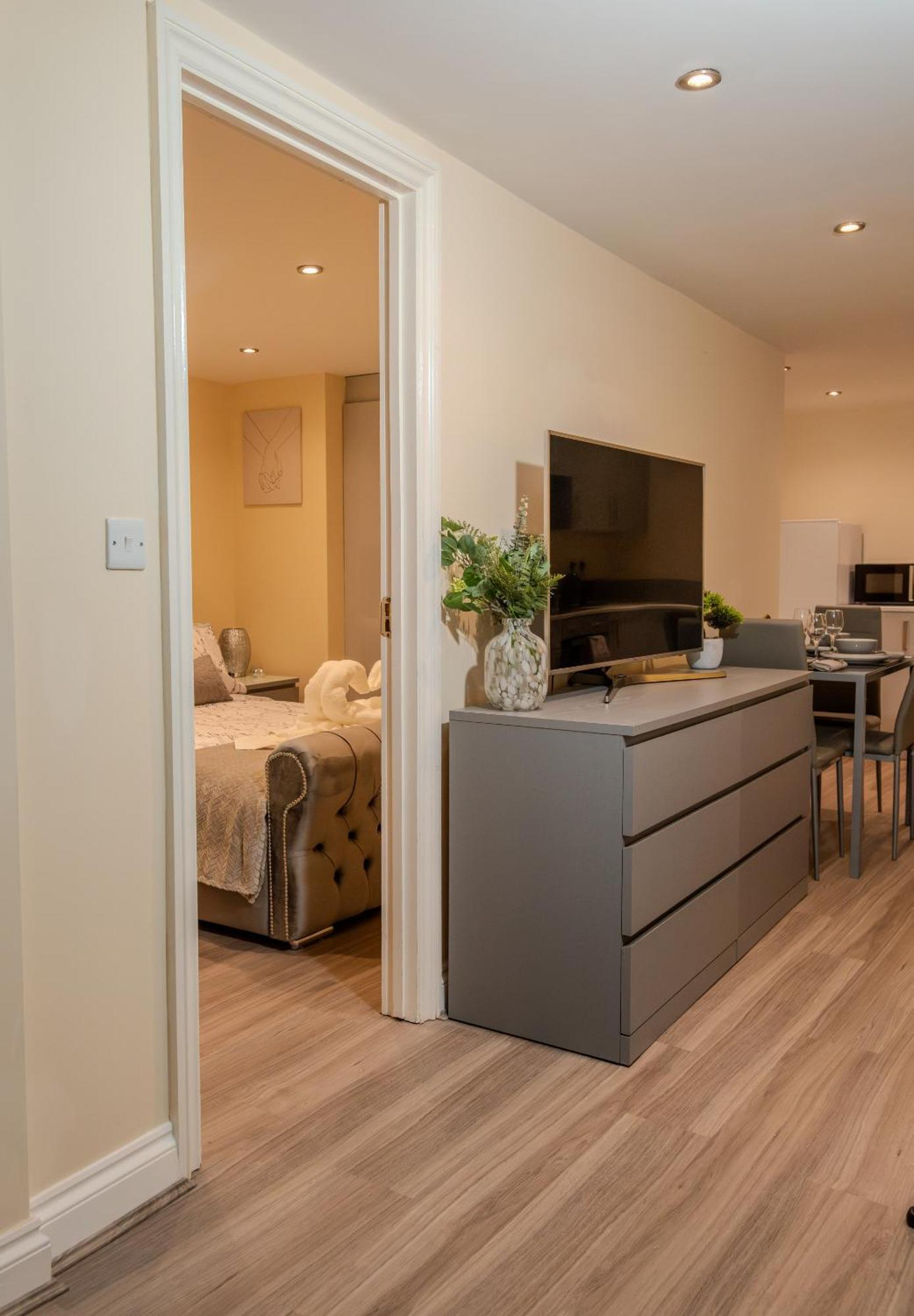 Cosy 1 Bedroom Basement Apartment With Private Patio Area 런던 외부 사진