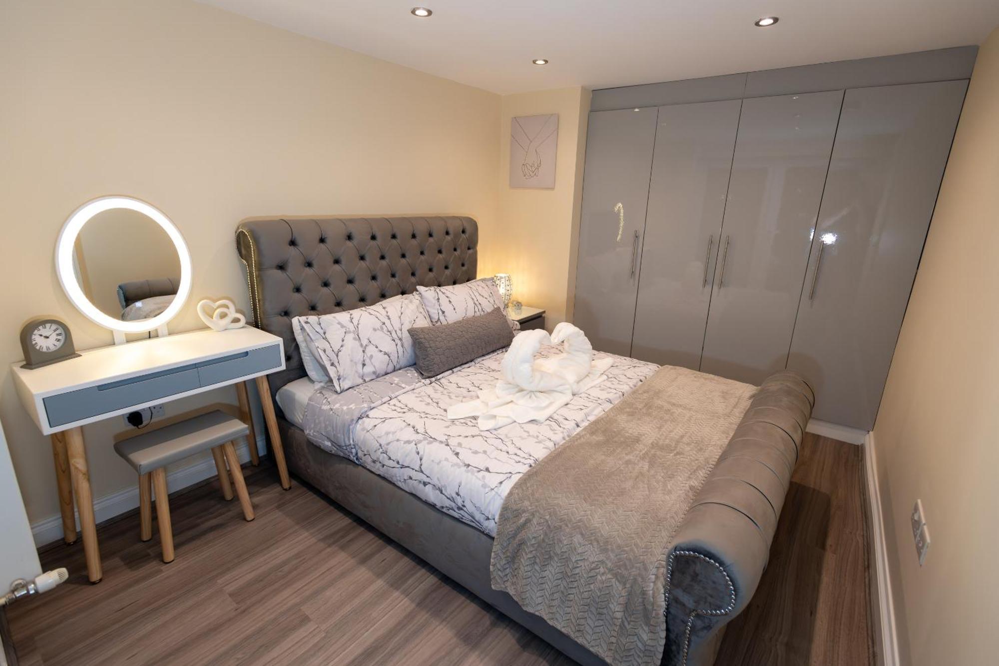 Cosy 1 Bedroom Basement Apartment With Private Patio Area 런던 외부 사진