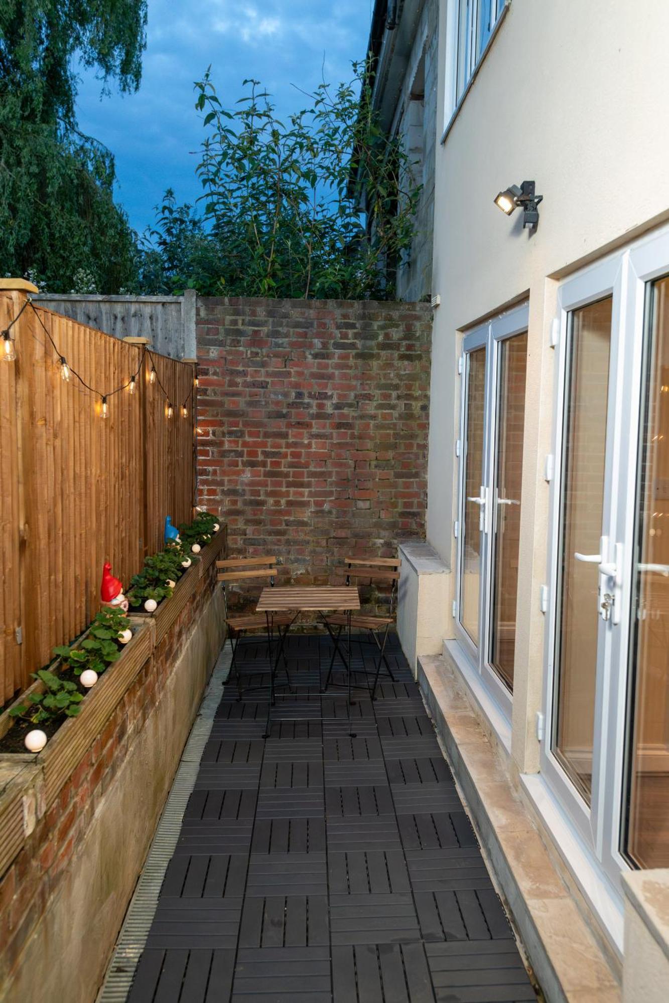 Cosy 1 Bedroom Basement Apartment With Private Patio Area 런던 외부 사진
