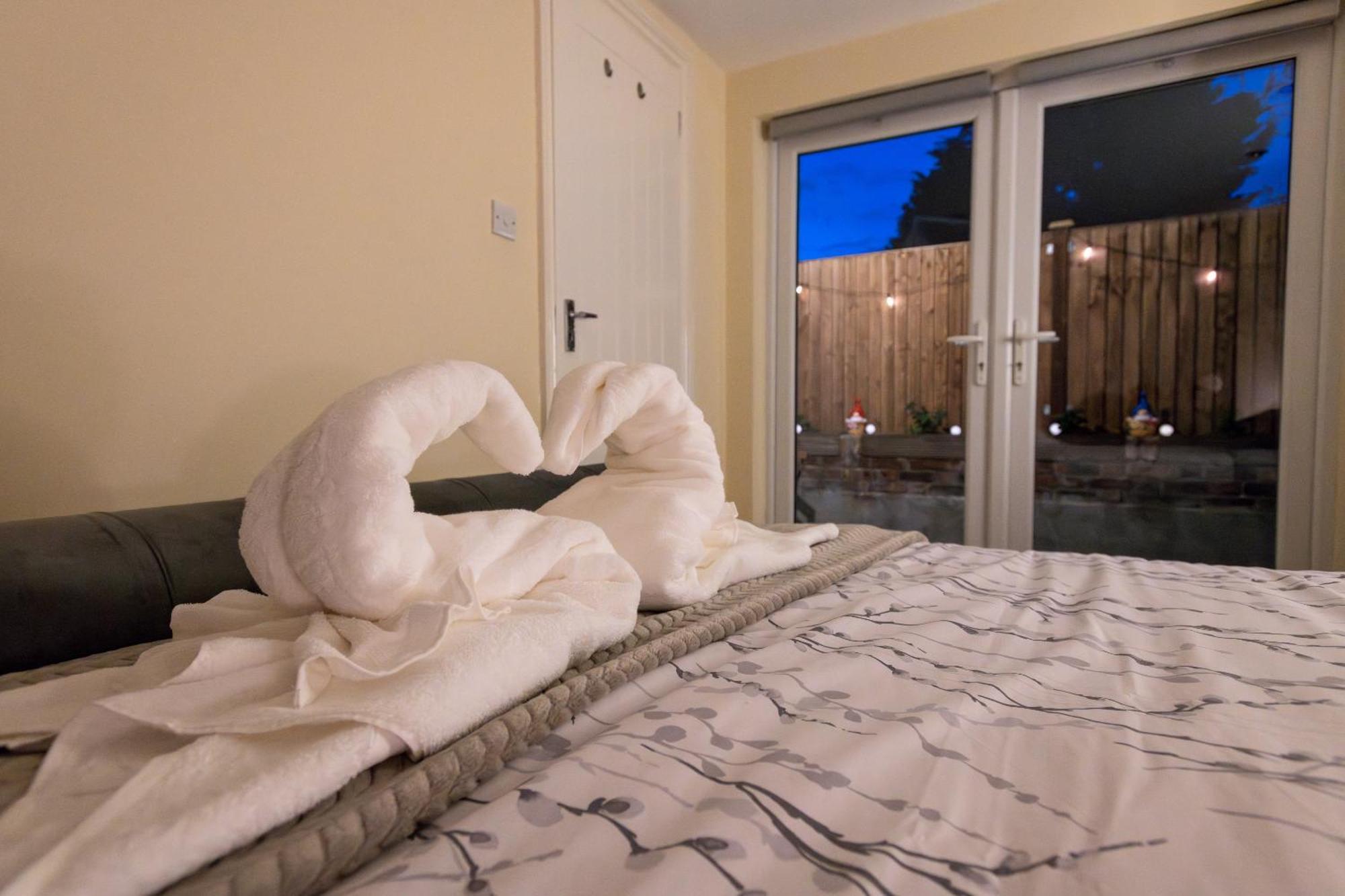 Cosy 1 Bedroom Basement Apartment With Private Patio Area 런던 외부 사진
