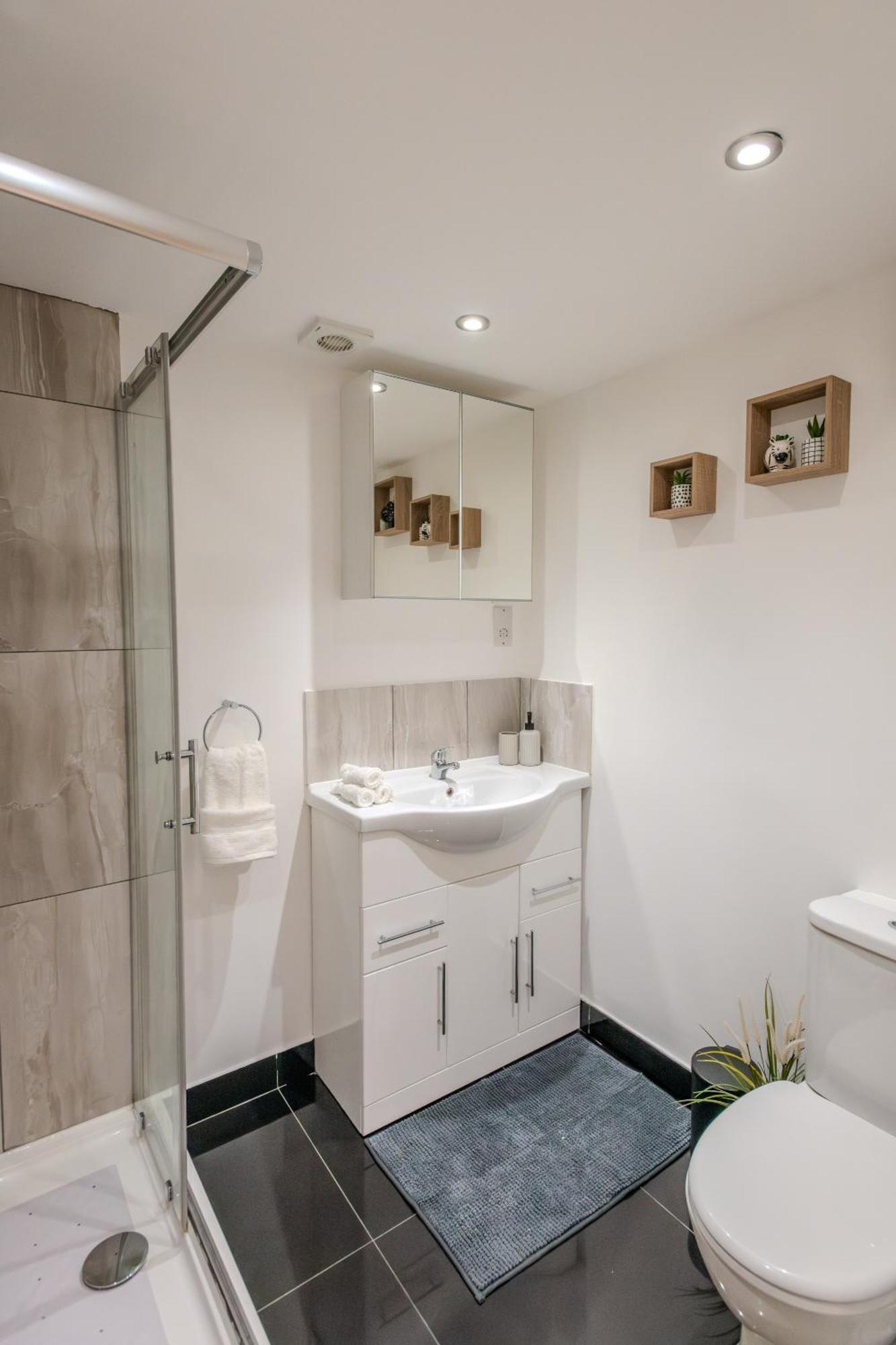Cosy 1 Bedroom Basement Apartment With Private Patio Area 런던 외부 사진